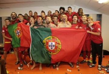 Los jugadores de Portugal celebran la clasificación.