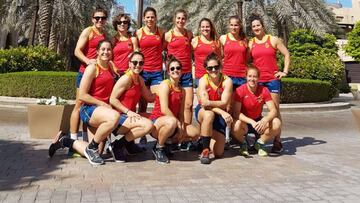 Las chicas de la selección española de Rugby Seven posa delante del Burj Khalifa de Dubai.