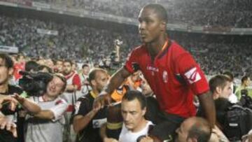 <b>A HOMBROS. </b>El goleador del Granada Ighalo salió del campo a hombros como un héroe, antes de que los aficionados del Elche intentaran agredirle.