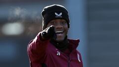 Jhon Durán durante un entrenamiento de Aston Villa.