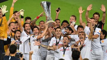 La plantilla del Sevilla levanta la Europa League.