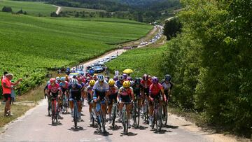 Imagen del pelotón durante la cuarta etapa del Tour de Francia Femenino avec Zwift.