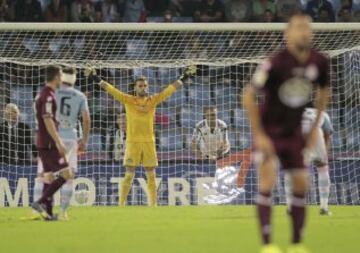 Sergio Álvarez momentos antes de detener el penalti lanzado por Medunjanin.