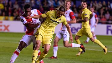 Enes Unal, pretendido por el Levante, en un lance del choque ante el Slavia de Praga en la Europa League.