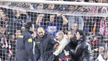 <b>ESPONTÁNEO. </b>Los servicios de seguridad detuvieron a un aficionado que saltó al terreno de juego.