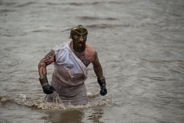 Tough Guy es una prueba extrema en la que los corredores deben superar todo tipo de obstáculos como brasas ardientes, piscinas de lodo, barrizales cubiertos de alambradas, muros y túneles claustrofóbicos.

