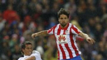 <b>PATROCINIO. </b>Diego, con el logo de Huawei, se zafa de Coentrao.