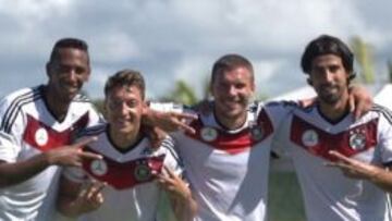 SE VEN GANADORES. Boateng, &Ouml;zil, Podolski y Khedira posan as&iacute; de sonrientes tras el entrenamiento de ayer. Alemania est&aacute; segura de poder ganar a Francia ma&ntilde;ana. 
 