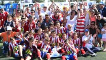 Los jugadores del At. Gran Canaria y sus familiares celebran el triunfo en la Fase Canarias.