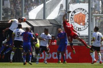 El jugador de Colo Colo Julio Barroso, izquierda  marca su gol contra Universidad de Chile durante el partido de primera division disputado en el estadio Monumental de Santiago, Chile.