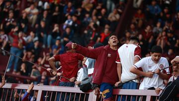 Los polémicos cánticos de los hinchas de Lanús a la U en Buenos Aires: involucran a Chile