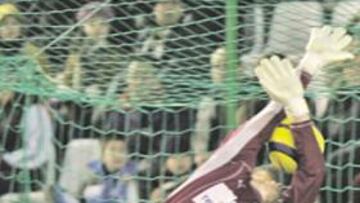 <b>GOL. </b>Pese a su estirada, Kelemen no pudo evitar el tanto de Parri.