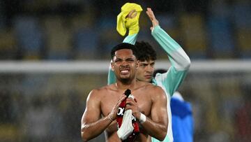 Palmeiras' forward #09 Vitor Roque greets supporters at the end of the Brasileirao Serie A football match between Flamengo and Palmeiras at Maracana Stadium in Rio de Janeiro, Brazil on October 19, 2025. (Photo by Mauro PIMENTEL / AFP)