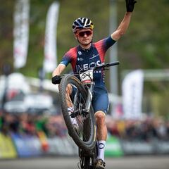 Pidcock se impone en Albstadt con un gran Valero, quinto