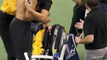 GRAVE INCIDENTE. En el último encuentro de rafa Nadal, un aficionado saltó a la pista para abrazarle y besarle sin que la seguridad del torneo lo impidiera.