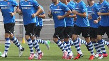 <b>PUESTA A PUNTO. </b>Los jugadores del Espanyol corren, ayer, sobre el césped de Sant Adrià. Quedan menos de dos semanas para la Liga.
