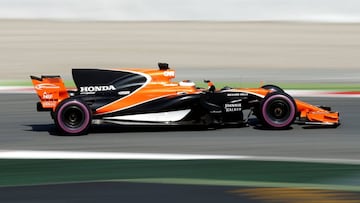 Vandoorne con el McLaren en Barcelona.