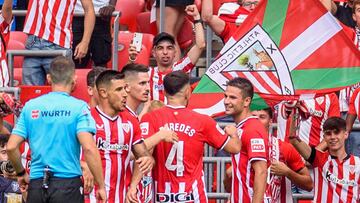 BILBAO, 16/09/2023.-El delantero del Athletic Club de Bilbao Gorka Guruzeta (d) celebra tras marcar el primer gol del equipo bilba¨ªno, durante el partido de Liga en Primera Divisi¨®n ante el C¨¢diz que disputan este s¨¢bado en el estadio de San Mam¨¦s, en Bilbao. EFE/Javier Zorrilla
