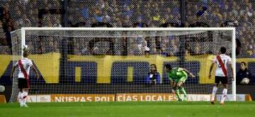 El portero de River Plate Marcelo Barobero observa mientras la pelota pega en el poste.