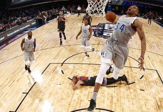 Antetokounmpo, el terror de los aros: va camino de arrasar el récord de mates de Howard