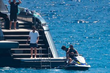 El tenista español se recupera de su lesión abdominal, que le obligó a abandonar el Grand Slam británico, en las aguas de la isla balear a bordo de un barco y rodeado de amigos. 