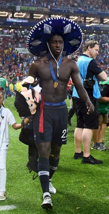 Después de coronarse campeón del mundo con Francia en el Mundial Rusia 2018, el lateral galo festejó con un sombrero de charro que le intercambiaron un par de hermanos mexicanos a cambio de su jersey. 