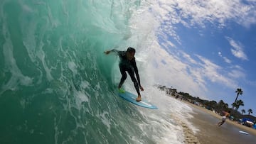 El skimboarder Bill Bryan aka Beaker skimando en Aliso Beach (California, Estados Unidos) ocn una tabla de Doglfut Skimboards. 