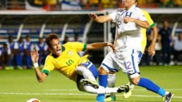 POR LOS SUELOS. Neymar fue duramente castigado por los jugadores hondure&ntilde;os en Miami.
 