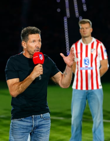 35.114 seguidores celebraron los fichajes y la plantilla del Cholo en el estadio Metropolitano. En la imagen, Diego Pablo Simeone.