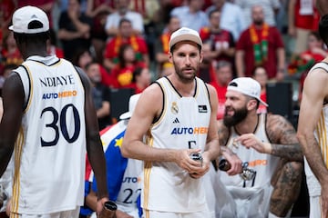 Los jugadores del Real Madrid celebran la victoria tras finalizar el encuentro. En la imagen, Rudy Fern¨¢ndez.
