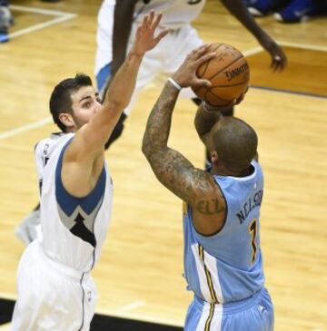 Ricky Rubio intenta bloquear el tiro de Jameer Nelson.