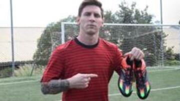 Messi luciendo sus botas nuevas.
