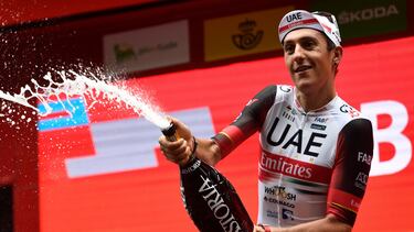 Marc Soler celebra su victoria en el podio de Bilbao.
