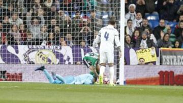 0-1. Keylor Navas falló en el primer gol de Sanabria.