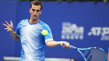 Albert Ramos devuelve una bola ante Yoshihito Nishiokaen el ATP World Tour 250 Zhuhai Championships.