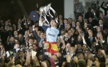 20-04-2011. El Real Madrid se proclamó campeón de la Copa del Rey 2011 al vencer al Barcelona por 0-1 en la final. El capitán Iker Casillas levanta el trofeo.