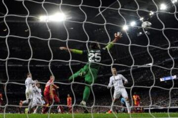 Gonzalo Higuain hizo el 3-0 definitivo ante el Galatasaray de cabeza.