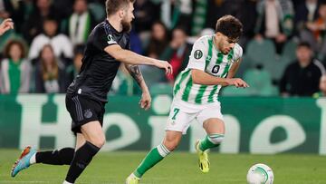 SEVILLA, 15/02/2024.- El delantero del Betis Ez Abde (d) disputa un balón ante el macedonio del Dinamo de Zagreb Stefan Ristovski, durante el partido de Liga Conferencia que Real Betis y Dínamo de Zagreb disputan hoy jueves en el estadio Benito Villamarín, en Sevilla. EFE/José Manuel Vidal
