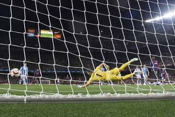 Barcelona-Real Sociedad (2-1).
El Barça ganó por inercia ante la Real con goles de Lenglet y Alba. Juanmi llegó a empatar y el Camp Nou silbó a Coutinho al entrar.
.
