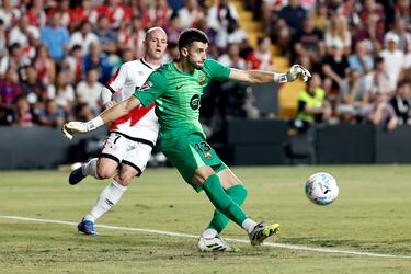 El guardameta azulgrana ha demostrado en Vallecas la razón por la que se pagó su cláusula. Sus intervenciones le permitieron a su equipo sumar un puntoincluso no salir goleado.