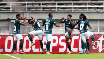 Jugadores de Deportivo Cali en un partido de Liga BetPlay.