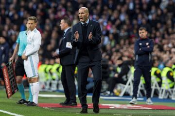 El técnico francés del Real Madrid, Zinedine Zidane, da indicaciones a sus jugadores durante el partido ante el Sevilla 