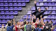 Simeone es manteado tras ganar LaLiga de 2021.