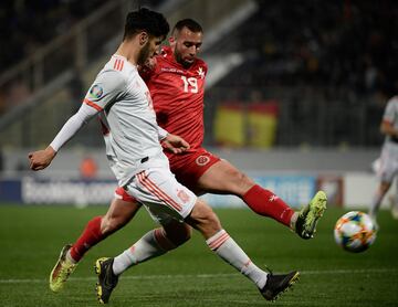 Marco Asensio con Joseph Zerafa.