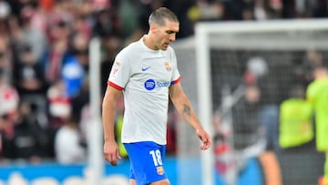 Oriol Romeu, en el encuentro ante el Athletic, en San Mam¨¦s.