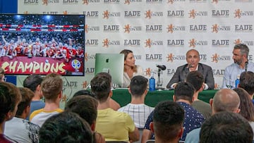 Charla de Enrique Salinas, seleccionador de baloncesto