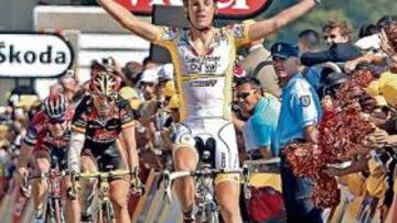 <b>ESPLÉNDIDO. </b>Riccó celebra su primer triunfo en el Tour en la cima de Super Besse, por delante de Valverde y Evans. También es el primer triunfo de Saunier en la ronda gala.