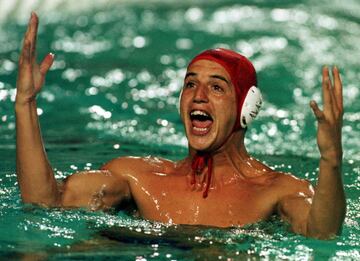 Fallecido en 2006, la vida de Jesús Rollán fue un amor incondicional al waterpolo. Criado en Madrid, donde aprendió a ser portero en la Escuela de Tecnificación Madrileña con Mariano García, dio el salto en 1986 a Barcelona. Primero se ligó al CN Catalunya, el club de su vida, en la que fue campeón de Europa en 1995. Y luego jugó en Pro Recco, y también ganó la Champions en 2002.

En la Selección marcó una época. Ganó una plata (1992) y un oro (1996) olímpicos, dos oros mundiales (98 y 01) y dos platas (91 y 94), y varios reconocimientos internacionales. Su personalidad marcó una época en la portería de la Selección y en el deporte español, y fue uno de los mejores metas de la historia de este deporte.
