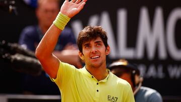 Tennis - ATP Masters 1000 - Italian Open - Foro Italico, Rome, Italy - May 8, 2022 Chile's Cristian Garin celebrates after winning his first round match against Italy's Francesco Passaro REUTERS/Guglielmo Mangiapane