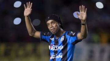 Ronaldinho feliz en su presentación con gallos Blancos